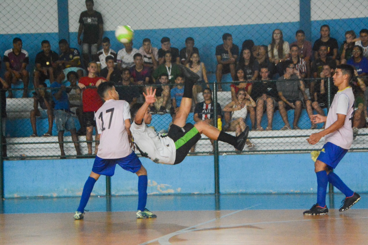 Basquete masculino define primeiros finalistas dos Jogos Escolares