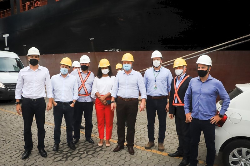 Governador visita primeiro terminal exclusivo de veículos no Porto de Vitória