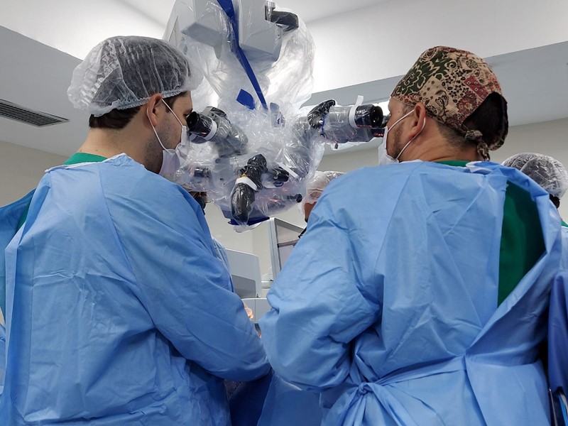 Equipes de neurocirurgia e cirurgia vascular do Hospital Central realizam procedimento raro no Estado