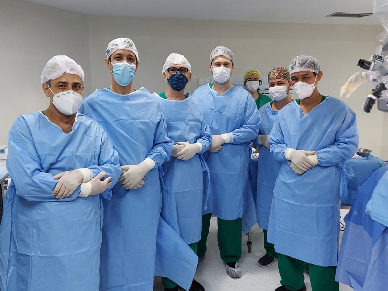 Equipes de neurocirurgia e cirurgia vascular do Hospital Central realizam procedimento raro no Estado