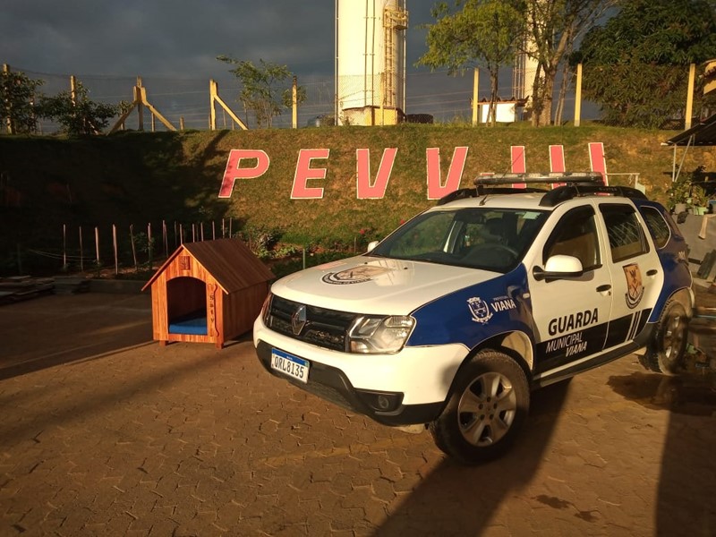 Internos da Marcenaria Jequitibá produzem casinha para cão adotado pela Guarda Municipal de Viana
