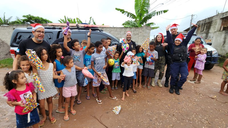 DHPP de Vila Velha e GMVV distribuem 1.250 brinquedos para crianças carentes na véspera de Natal