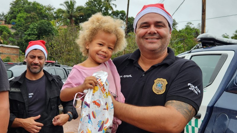 DHPP de Vila Velha e GMVV distribuem 1.250 brinquedos para crianças carentes na véspera de Natal