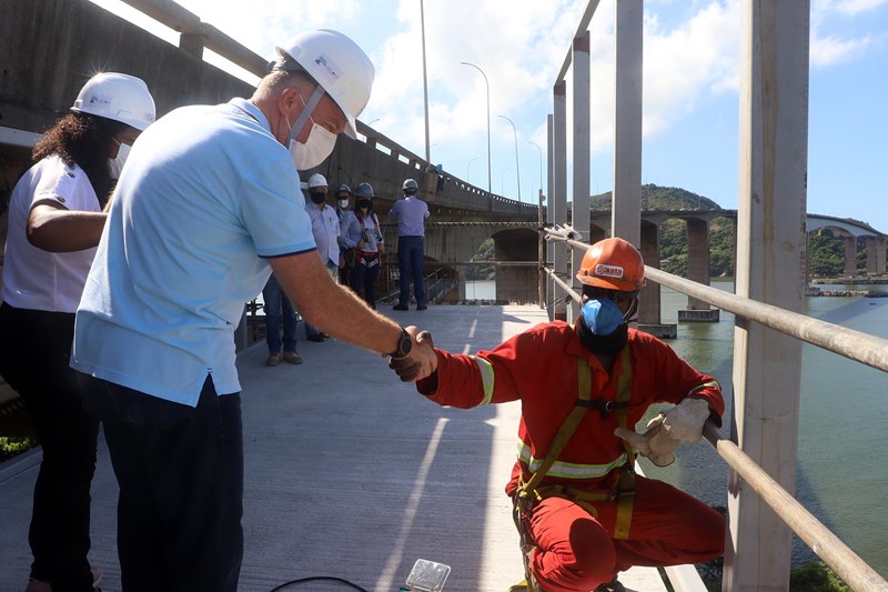 Obras da Ciclovia da Vida avançam e começam a ser executadas sobre o mar