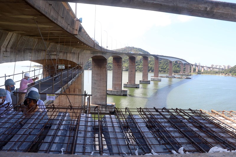 Obras da Ciclovia da Vida avançam e começam a ser executadas sobre o mar