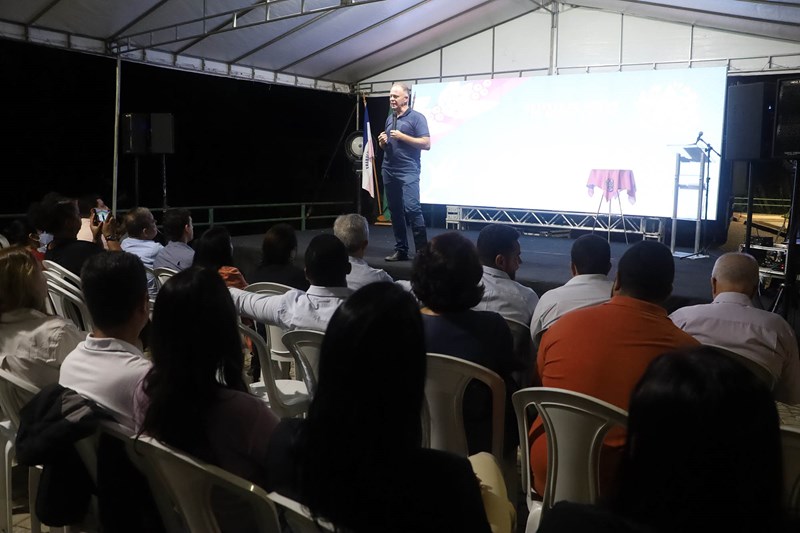 Governador inaugura creche e anuncia novos investimentos em Ibiraçu