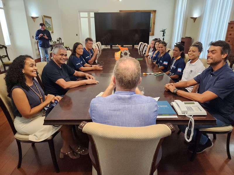 Governador Casagrande recebe equipe do São Pedro Beach Soccer