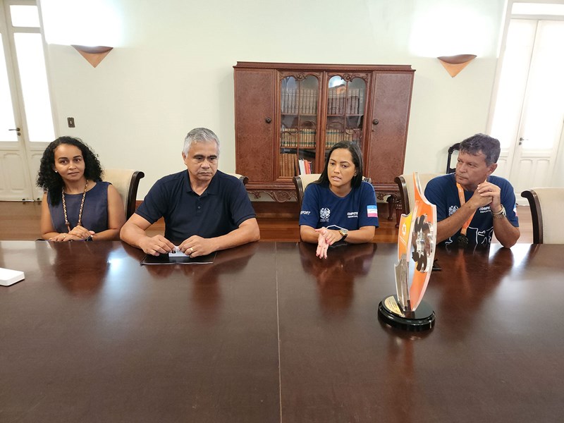 Governador Casagrande recebe equipe do São Pedro Beach Soccer