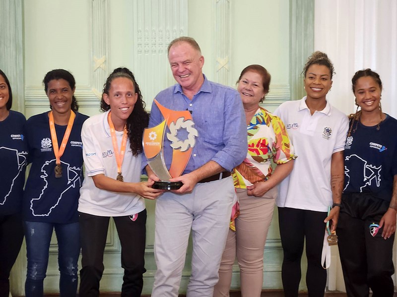 Governador Casagrande recebe equipe do São Pedro Beach Soccer
