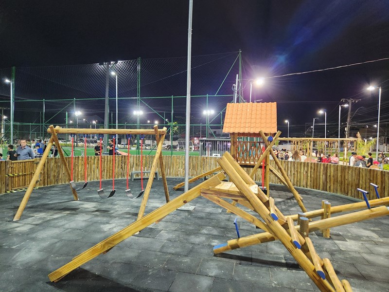 Governo do Estado inaugura nova praça com campo de futebol na Serra
