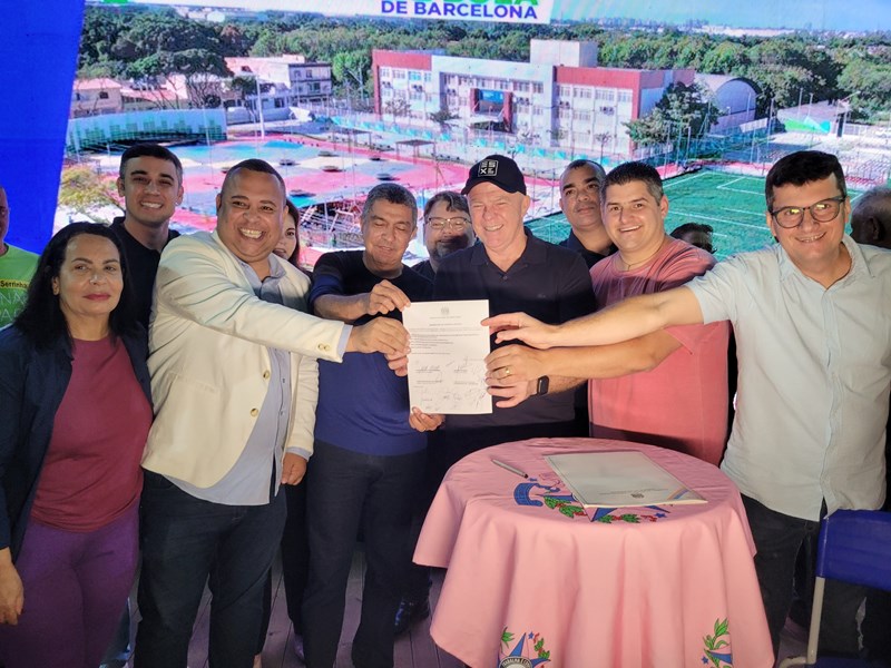 Governo do Estado inaugura nova praça com campo de futebol na Serra