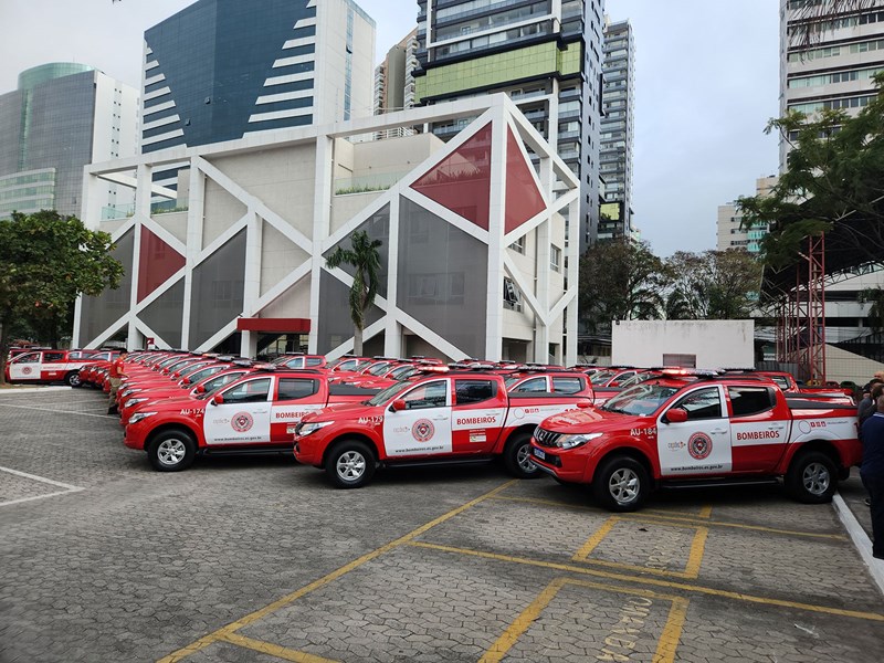 Corpo de Bombeiros Militar recebe 49 novas caminhonetes