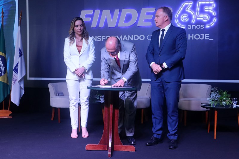 Vice-presidente assina resolução que aprova criação da ZPE de Aracruz