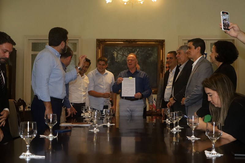Governo do Estado firma contrato com a Infraero para gestão do Aeroporto de Linhares