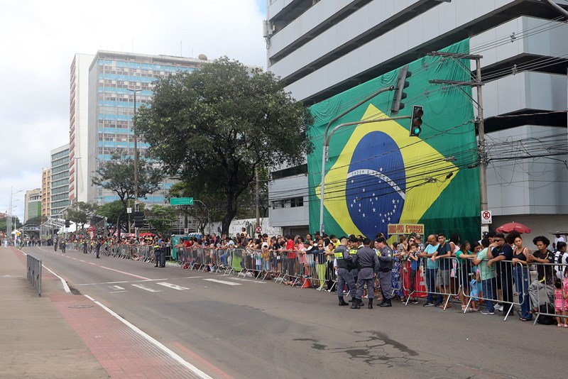 Desfile cívico-militar reúne cerca de dez mil pessoas em Vitória
