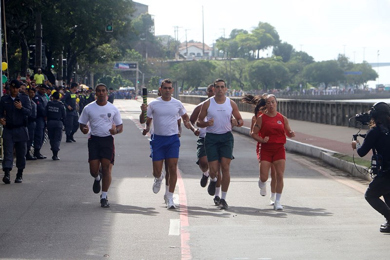 Desfile cívico-militar reúne cerca de dez mil pessoas em Vitória