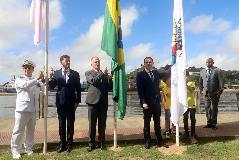 Desfile cívico-militar reúne cerca de dez mil pessoas em Vitória