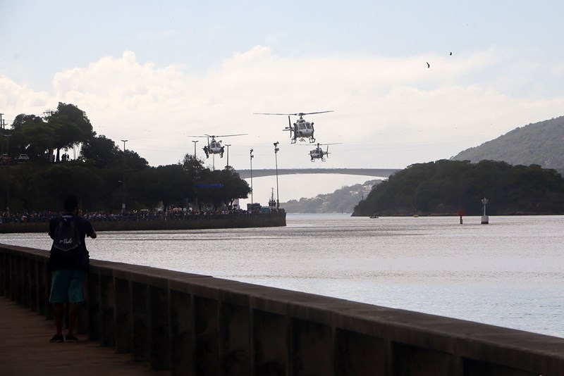Desfile cívico-militar reúne cerca de dez mil pessoas em Vitória
