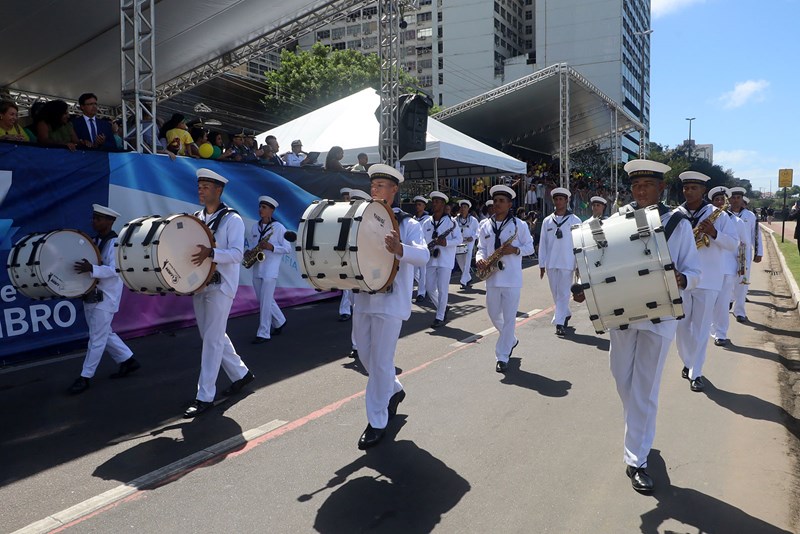 Desfile cívico-militar reúne cerca de dez mil pessoas em Vitória