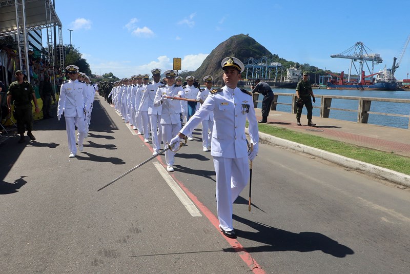 Desfile cívico-militar reúne cerca de dez mil pessoas em Vitória