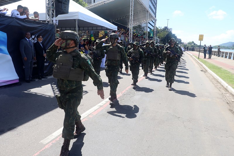 Desfile cívico-militar reúne cerca de dez mil pessoas em Vitória