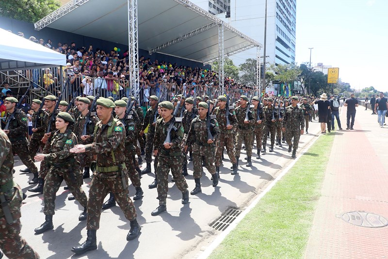 Desfile cívico-militar reúne cerca de dez mil pessoas em Vitória