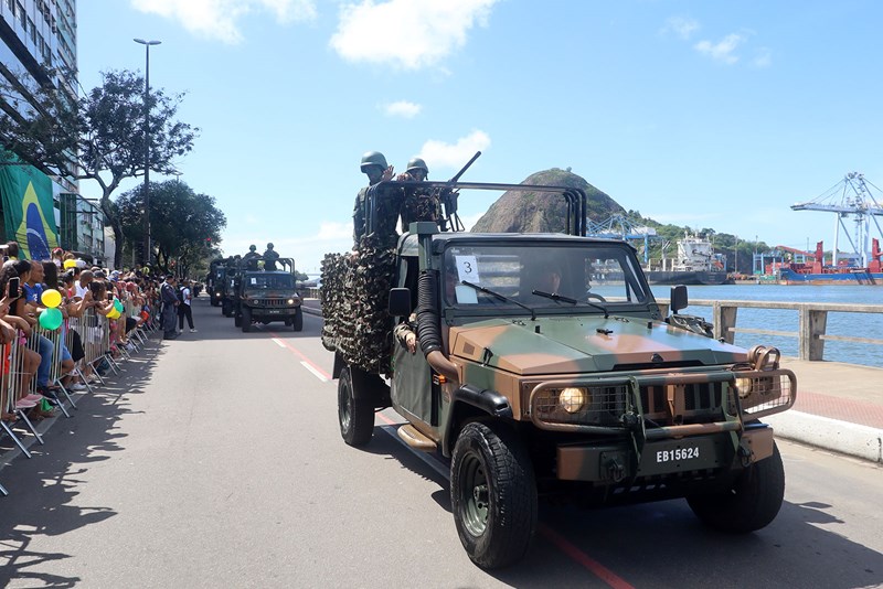 Desfile cívico-militar reúne cerca de dez mil pessoas em Vitória
