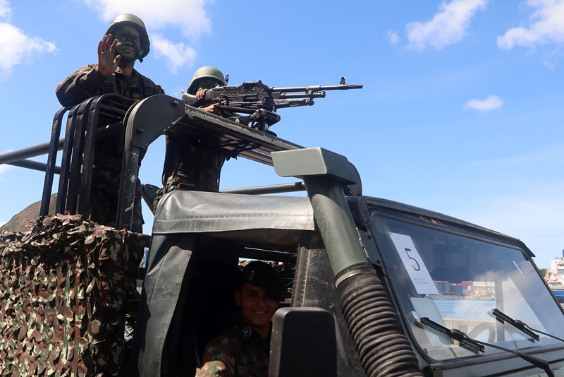 Desfile cívico-militar reúne cerca de dez mil pessoas em Vitória