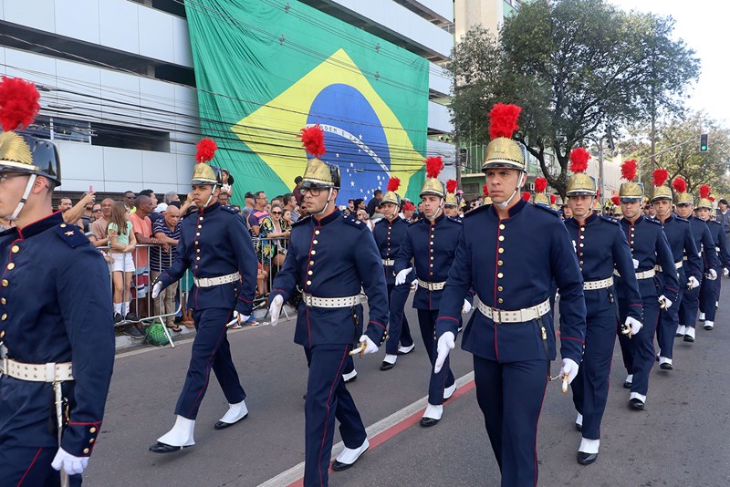 Desfile cívico-militar reúne cerca de dez mil pessoas em Vitória
