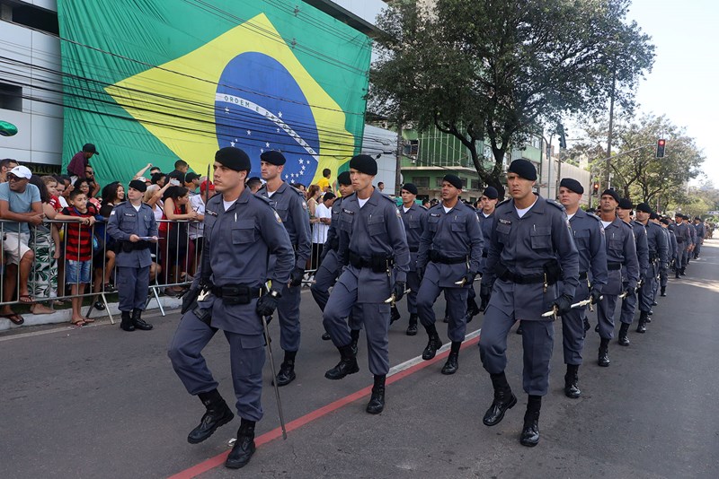 Desfile cívico-militar reúne cerca de dez mil pessoas em Vitória