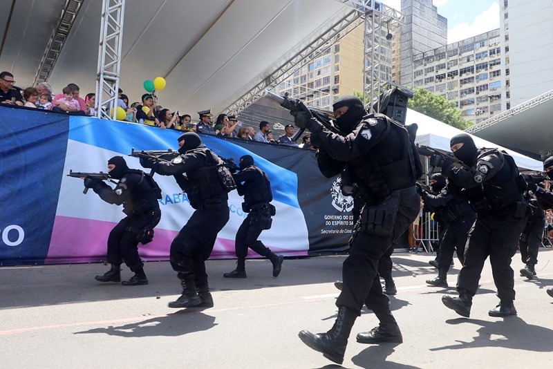 Desfile cívico-militar reúne cerca de dez mil pessoas em Vitória