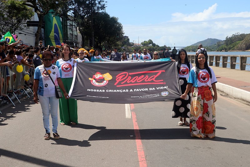 Desfile cívico-militar reúne cerca de dez mil pessoas em Vitória