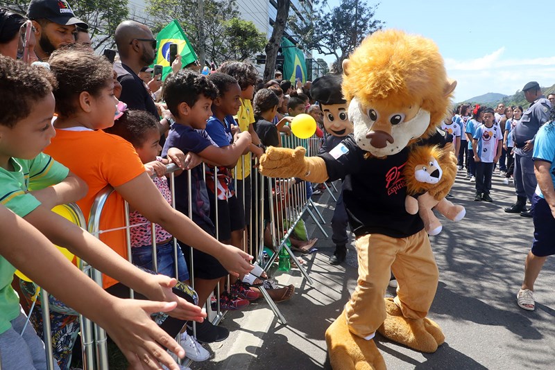 Desfile cívico-militar reúne cerca de dez mil pessoas em Vitória