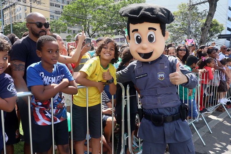 Desfile cívico-militar reúne cerca de dez mil pessoas em Vitória