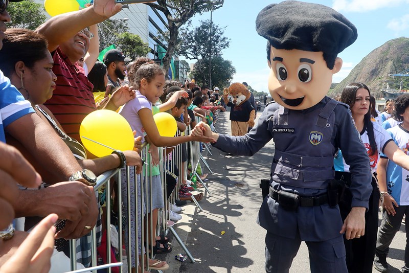 Desfile cívico-militar reúne cerca de dez mil pessoas em Vitória