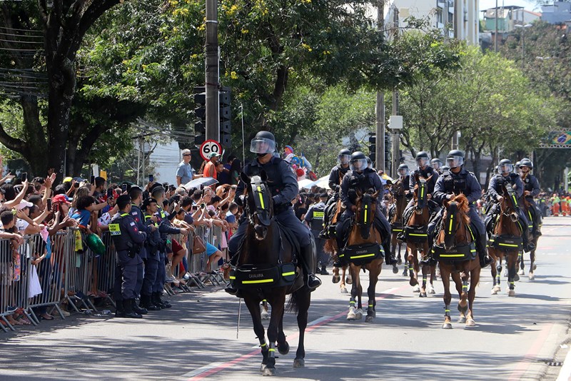 Desfile cívico-militar reúne cerca de dez mil pessoas em Vitória