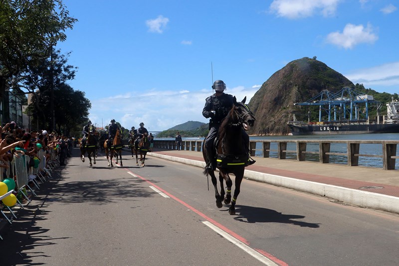 Desfile cívico-militar reúne cerca de dez mil pessoas em Vitória