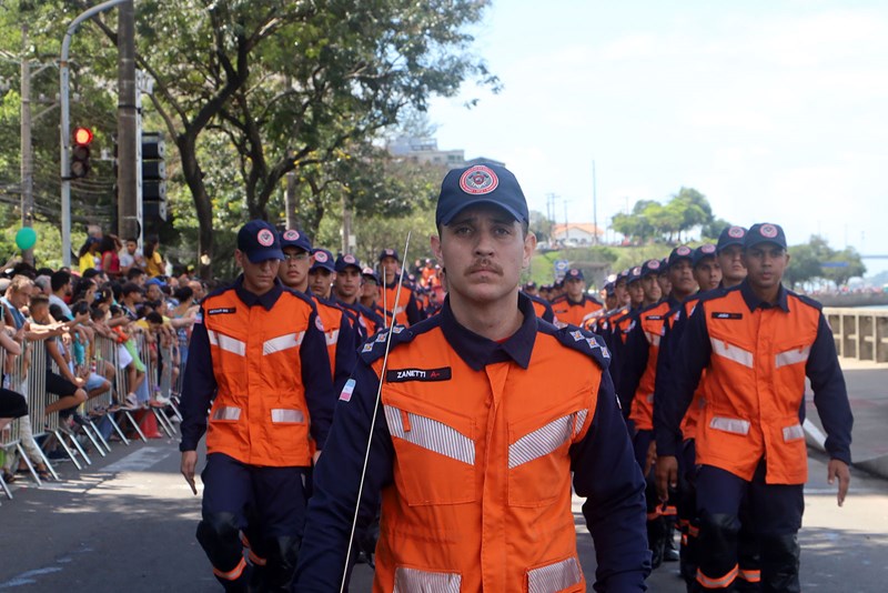 Desfile cívico-militar reúne cerca de dez mil pessoas em Vitória