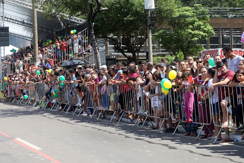 Desfile cívico-militar reúne cerca de dez mil pessoas em Vitória