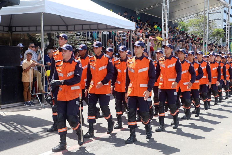 Desfile cívico-militar reúne cerca de dez mil pessoas em Vitória