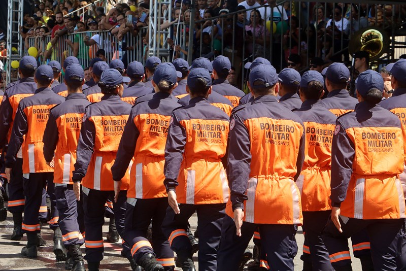 Desfile cívico-militar reúne cerca de dez mil pessoas em Vitória