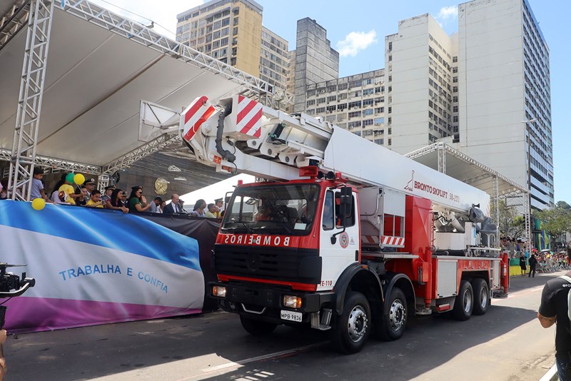 Desfile cívico-militar reúne cerca de dez mil pessoas em Vitória