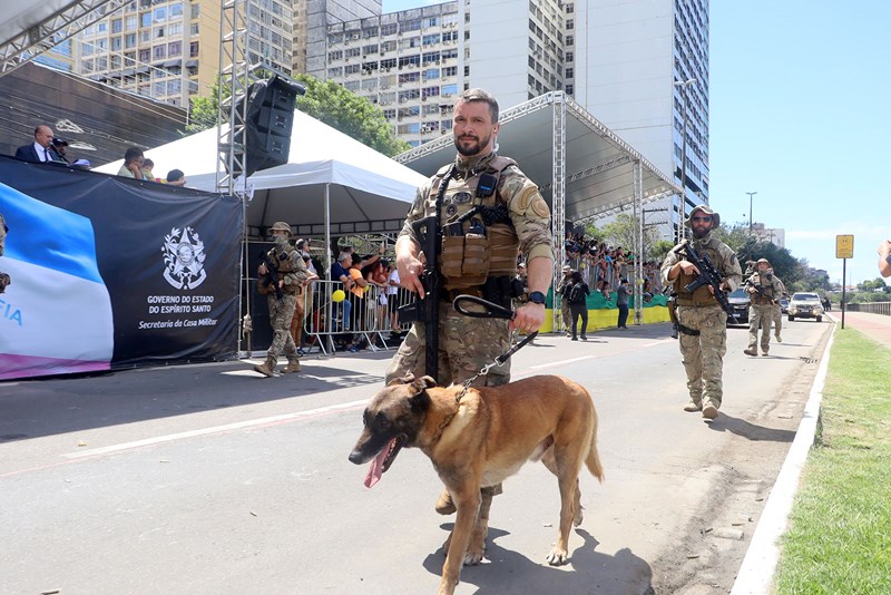 Desfile cívico-militar reúne cerca de dez mil pessoas em Vitória