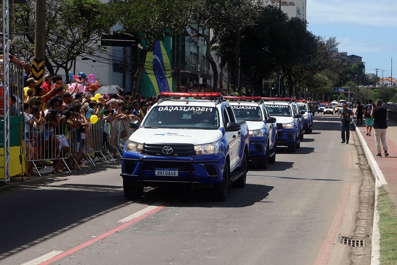 Desfile cívico-militar reúne cerca de dez mil pessoas em Vitória