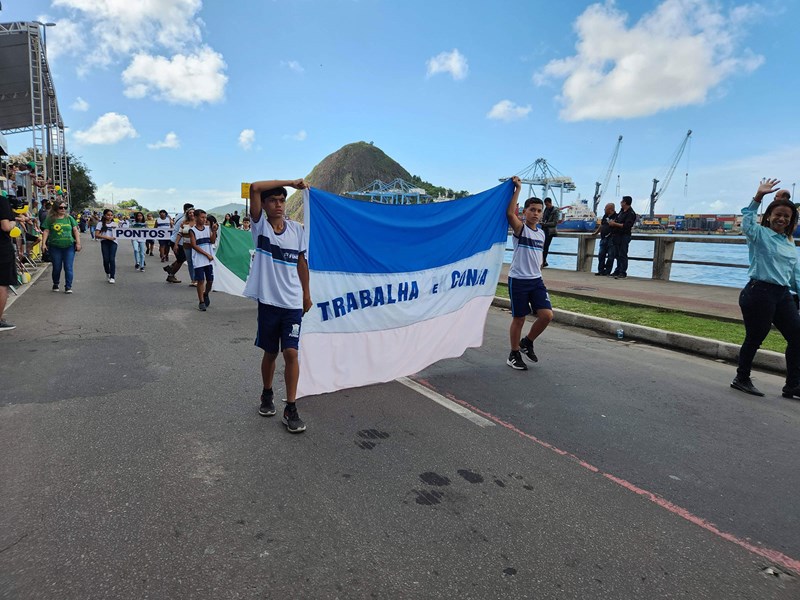 Desfile cívico-militar reúne cerca de dez mil pessoas em Vitória