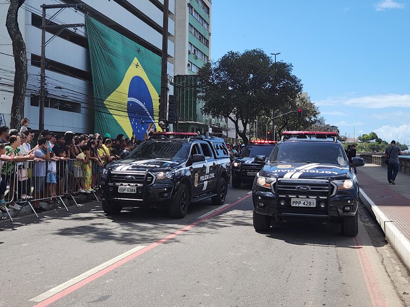 Desfile cívico-militar reúne cerca de dez mil pessoas em Vitória