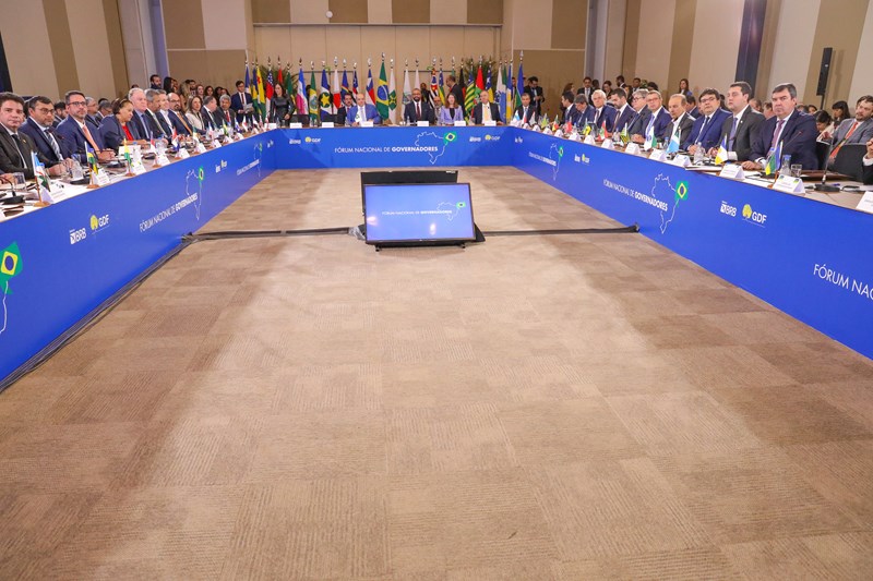 Casagrande debate reforma tributária durante encontro do Fórum dos Governadores