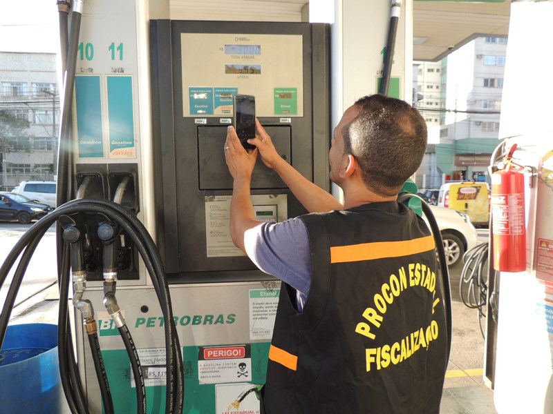 Procon-ES monitora redução no preço dos combustíveis na Grande Vitória e interior do Estado