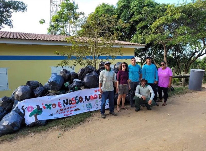 Comunidade local realiza mutirão de limpeza no Parque Estadual de Itaúnas
