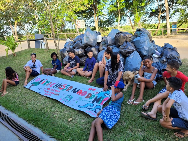 Comunidade local realiza mutirão de limpeza no Parque Estadual de Itaúnas